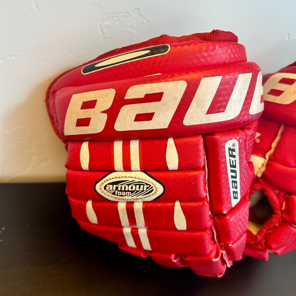 Bauer 500 Junior 8” Red and White Hockey Gloves - Picture 3 of 9